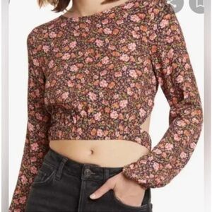 Nordstrom Elodie Blouse Size M Ditsy Floral Cropped Top
Cutout Back